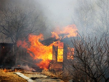 Двое детей и двое взрослых погибли в огне в п. Досчатом