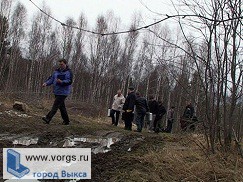 Днем в посадке парень открыто ограбил мужчину