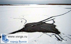 Рыбак в машине провалился в реку